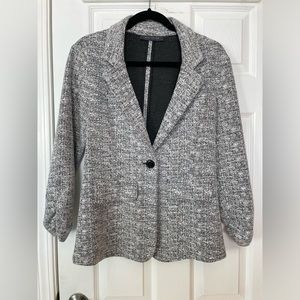 Suzy Shier blazer with button closure